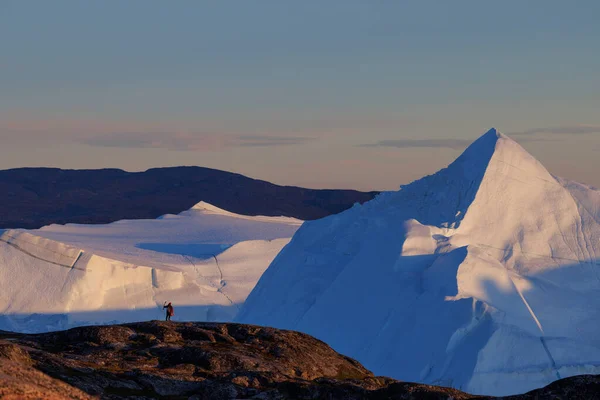Man Observe Iceberg Floating Sea — Stockfoto