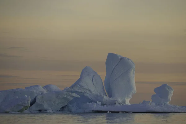 Stora Isberg Som Flyter Över Havet Vid Solnedgången — Stockfoto