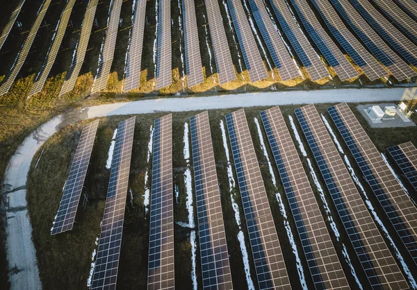 Χαλίκι Οδικές Ανατροπές Μέσω Ανανεώσιμων Ηλιακών Πάνελ Αγρόκτημα — Φωτογραφία Αρχείου