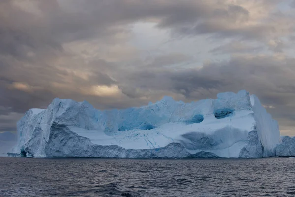 Большие Айсберги Плавающие Над Морем — стоковое фото