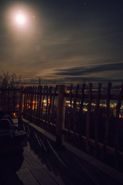 Kışın harika aydınlatılmış Zakopane şehri, geceleri hava manzarası.