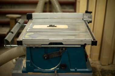 Kesme tahtaları için bir masa. Kurul prodüksiyonunun detayları. Atölyede gördüm..