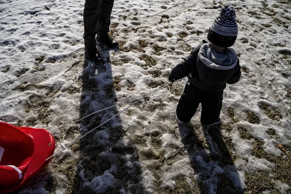 Мальчик Тащит Красные Сани Снежном Поле — стоковое фото