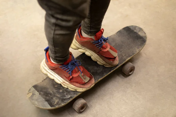Tipo Skate Truques Bordo Sapatilhas Vermelhas Esportes Radicais — Fotografia de Stock