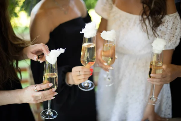 Νύφη Και Φίλοι Αλκοόλ Στο Πάρτι Ποτήρια Στα Χέρια Κοριτσιών — Φωτογραφία Αρχείου
