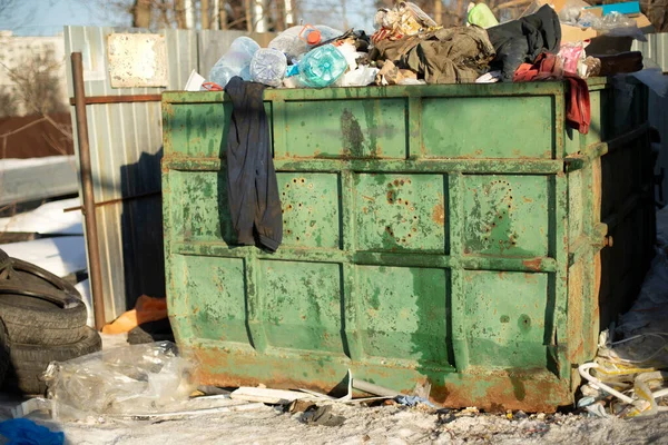 扔在城市里 大型绿色垃圾箱 大量的废物 — 图库照片