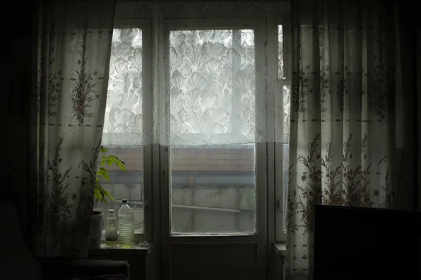 房间里的窗户窗上的窗帘俄罗斯旧公寓的内部细节 — 图库照片