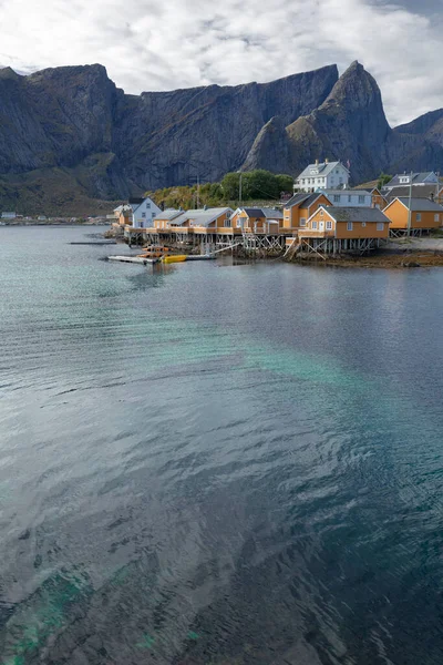 Каюты Желтых Рорбу Сакрисой Лоффенские Острова Норвегия — стоковое фото