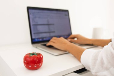 Pomodoro Tekniği Uzaktan Çalışan Kişi