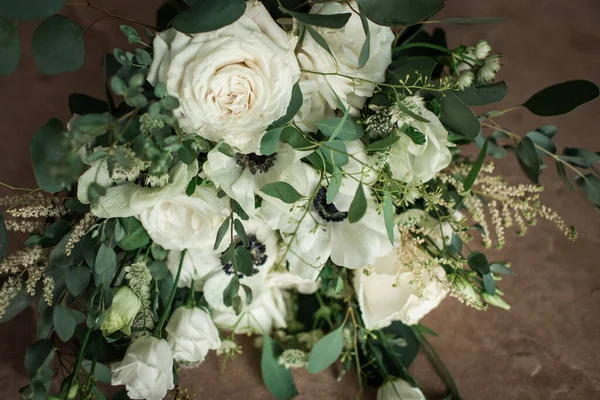 Close Bouquet White Roses Greenery Table — Stock Photo, Image