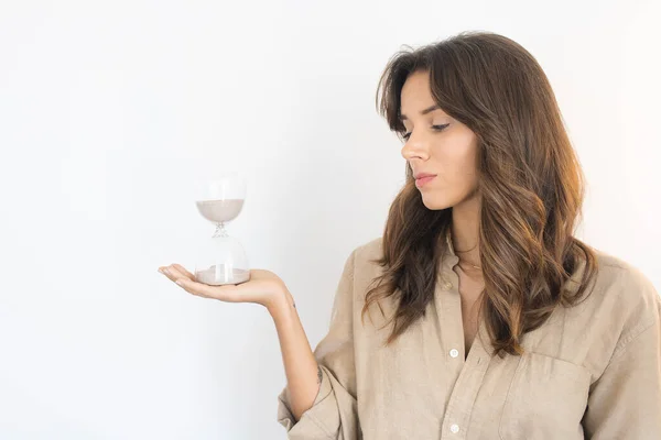 Young Woman Looking Hourglass — Fotografia de Stock