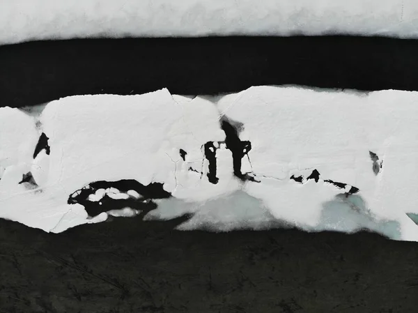 冬の氷の川空中映像を見下ろす — ストック写真