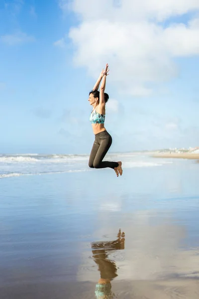 Woman Jumping Beach While Reflected Water — Stock Photo, Image