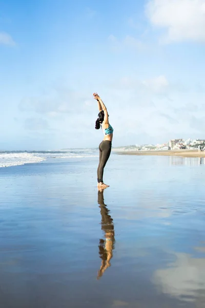 Woman Practicing Yoga Water Beach Doing Crescent Moon Ardha Chandrasana — Stock Photo, Image