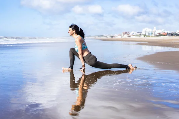 Kvinde Praktiserer Yoga Vandet Stranden Laver Equestrian Udgør Mens Reflekteres - Stock-foto