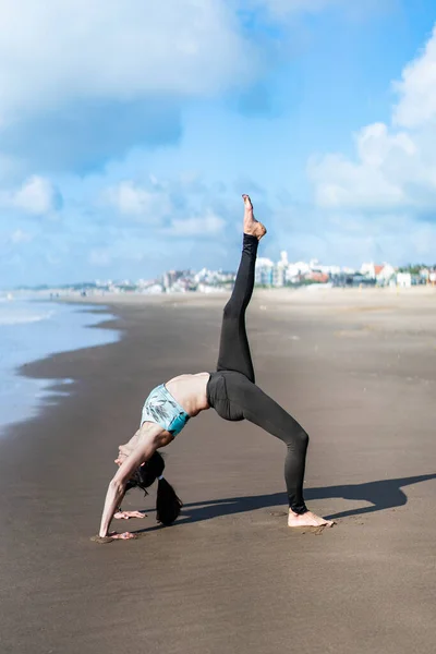 Woman Practicing Yoga Water Beach Doing One Legged Wheel Eka — Stok fotoğraf