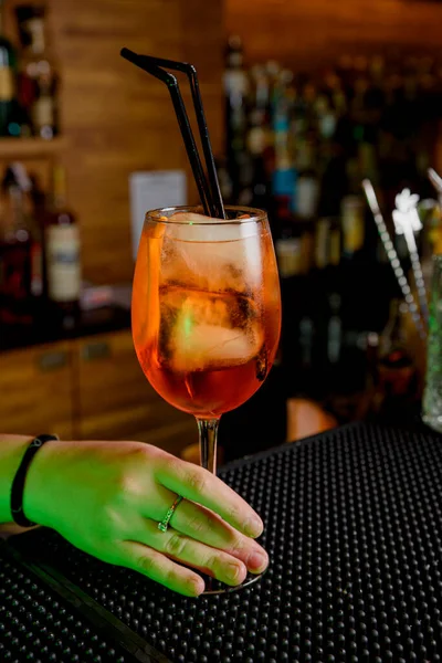 Bartender Hand Serving Cocktail Customer Cocktail Concept — Φωτογραφία Αρχείου