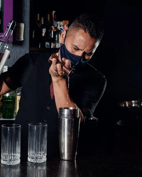 Professional Bartender Preparing Cocktails Bar — Φωτογραφία Αρχείου