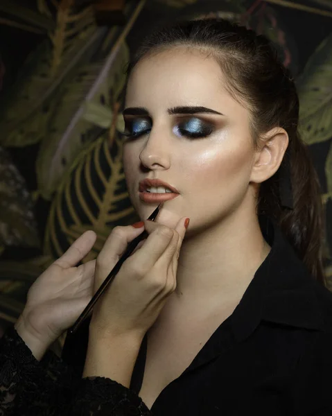 Professional Make Artist Applying Makeup Beautiful Model — Stock Photo, Image