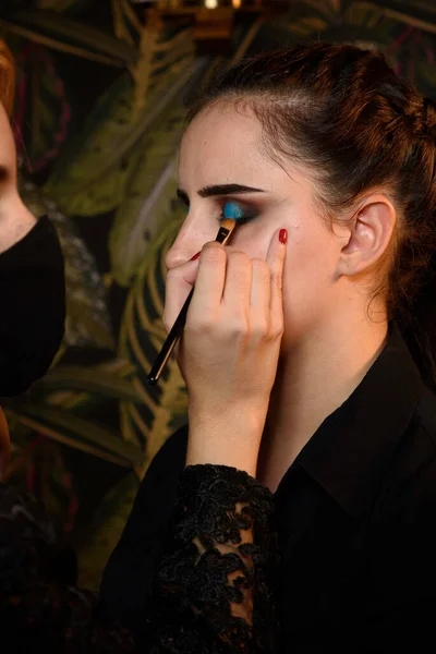 Professional Make Artist Applying Makeup Beautiful Model — Zdjęcie stockowe
