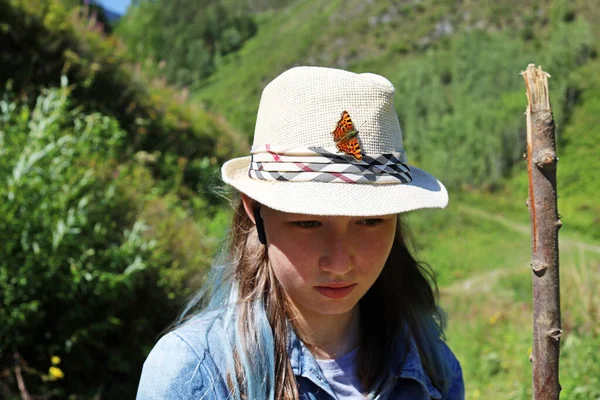 十代の少女の帽子に蝶 — ストック写真
