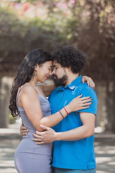 Face Face Mexican Young Couple Real Love Concept — Stockfoto