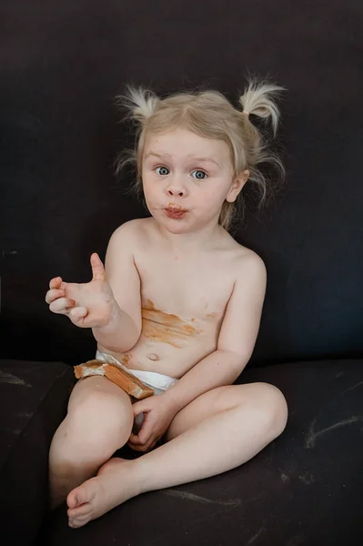 小女孩在吃花生酱点心 — 图库照片