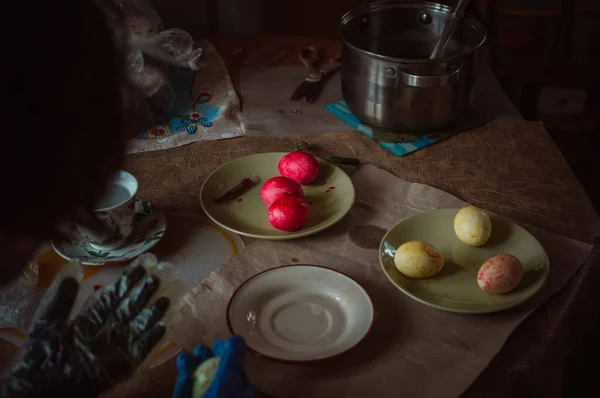 春休みのイースターエッグの手作り彩色 — ストック写真