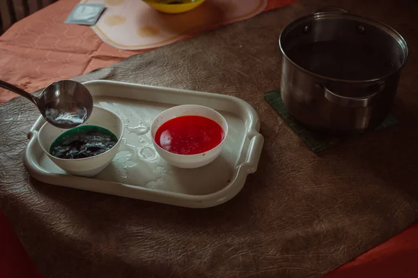 Pouring Liquid Paints Coloring Easter Eggs — Fotografia de Stock