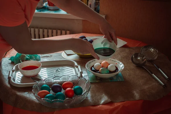 Woman Paints Easter Eggs Spring Holiday — Fotografia de Stock