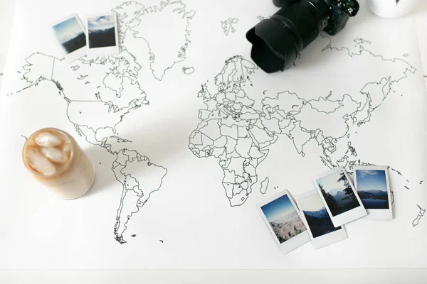 アイスコーヒー ノートブック カメラで世界地図上のポラロイド写真 — ストック写真
