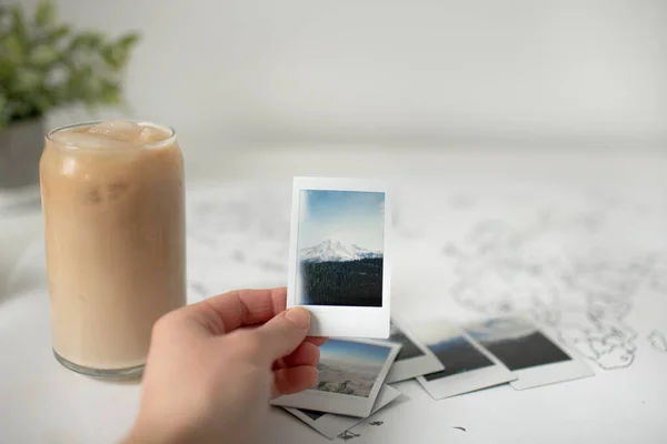 Hand Holding Polaroid Photo World Map Iced Coffee — Foto de Stock