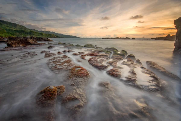 Beleza Praia Sawarna Banten Com Suas Ondas Poderosas — Fotografia de Stock