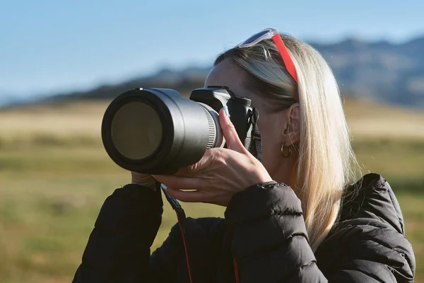 Blondes Mädchen Mit Kamera Filmt Landschaft Aus Nächster Nähe — Stockfoto