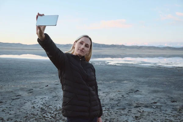 Uma Mulher Tira Uma Selfie Contra Fundo Das Montanhas Lago — Fotografia de Stock
