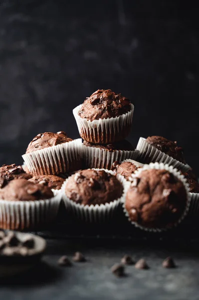 Närbild Choklad Chip Zucchini Muffins Svart Bakgrund — Stockfoto
