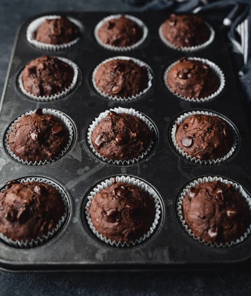 Nahaufnahme Einer Dose Schokolade Zucchini Muffins Auf Schwarzem Hintergrund — Stockfoto