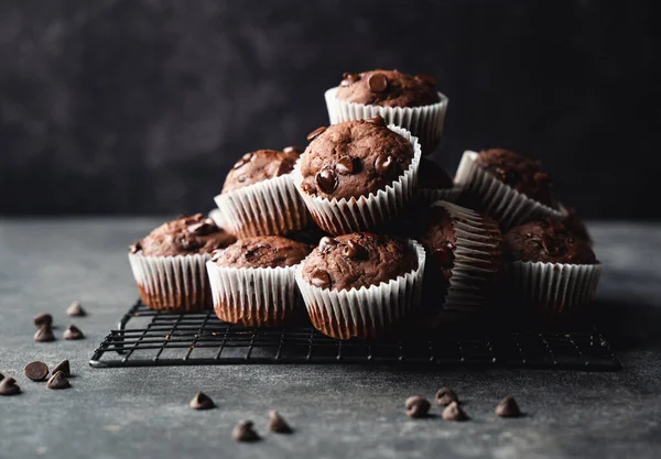 Close Van Vele Chocolade Chip Courgette Muffins Zwarte Achtergrond — Stockfoto