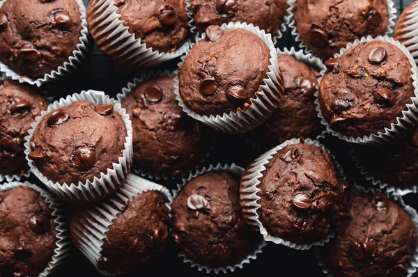 Overhead Close Van Vele Chocolade Chip Courgette Muffins — Stockfoto