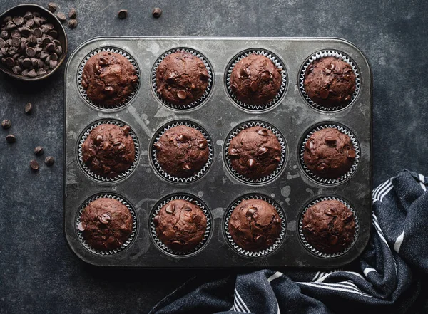 Siyah Arka Planda Bir Kutu Çikolatalı Kabaklı Kek — Stok fotoğraf