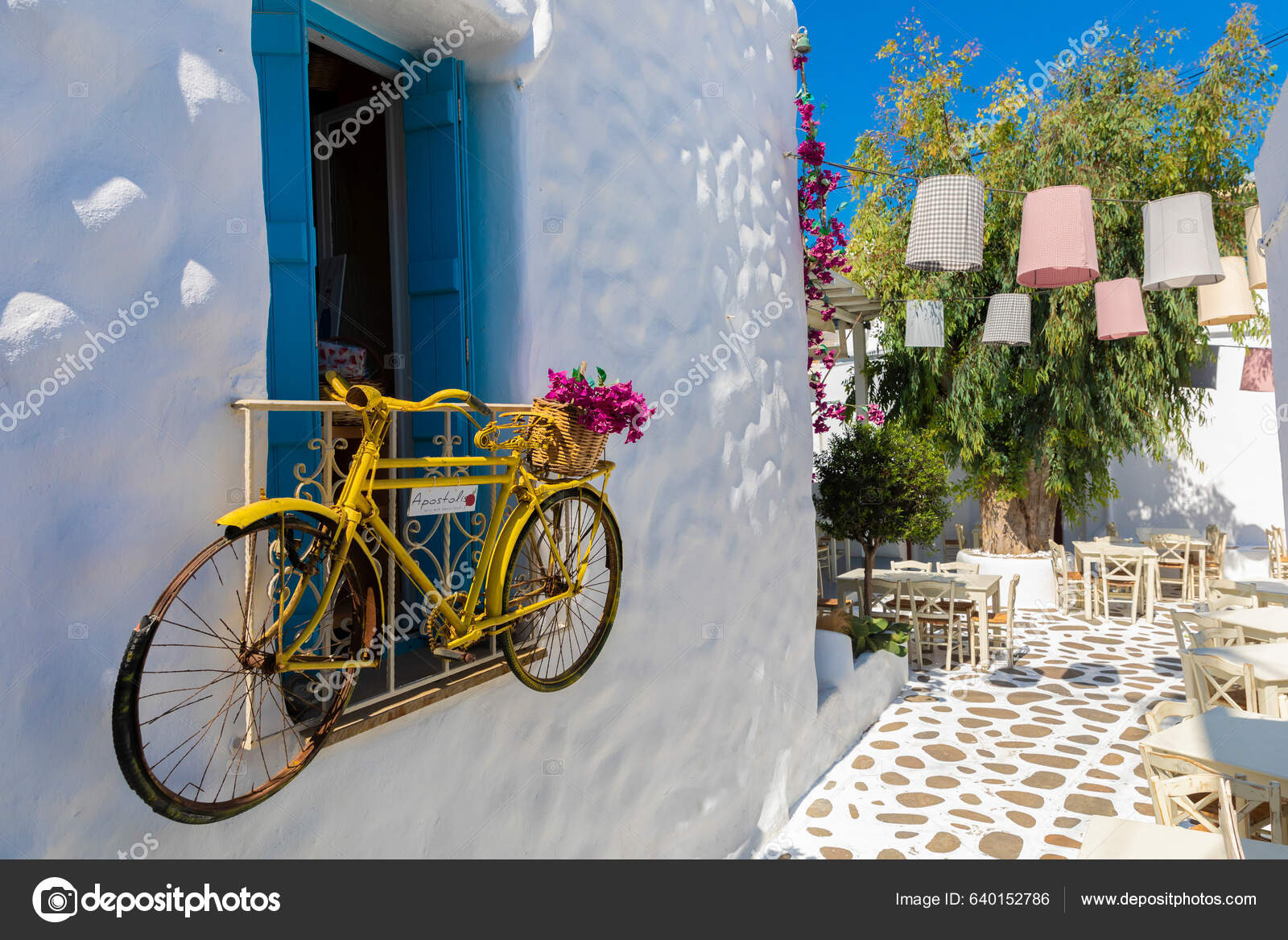 Gul Cykelbøjle Stuk Bygning Naxos Island Grækenland — Stock-foto © Cavan  #640152786
