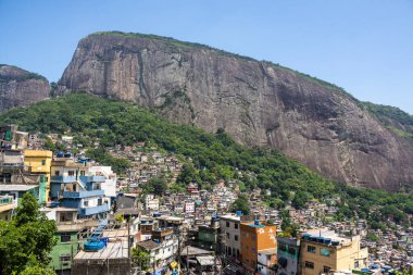 Rio de Janeiro, Brezilya 'daki fakir gecekondu evleri için güzel bir manzara.