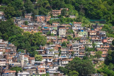 Rio de Janeiro, Brezilya 'daki fakir gecekondu evleri için güzel bir manzara.