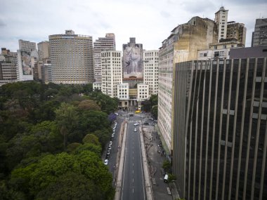 Belo Horizonte, Minas Gerais, Brezilya 'daki binalara ve yeşil halk meydanına güzel insansız hava aracı manzarası
