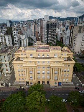 Belo Horizonte, Minas Gerais, Brezilya 'daki tarihi binalara ve yeşil halk meydanına güzel insansız hava aracı manzarası
