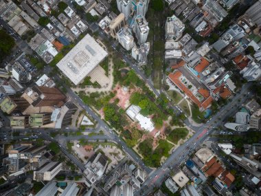 Belo Horizonte, Minas Gerais, Brezilya 'daki binalara ve yeşil halk meydanına güzel insansız hava aracı manzarası