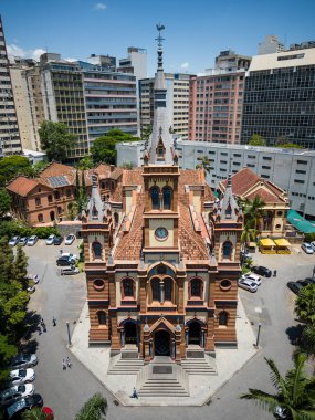 Güzel drone manzaralı kilise binası ve Belo Horizonte, Minas Gerais, Brezilya 'daki yeşil ağaçlar.