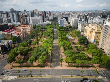 Belo Horizonte, Minas Gerais, Brezilya 'daki binalara ve yeşil halk meydanına güzel insansız hava aracı manzarası
