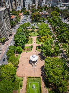 Belo Horizonte, Minas Gerais, Brezilya 'daki tarihi binalara ve yeşil halk meydanına güzel insansız hava aracı manzarası