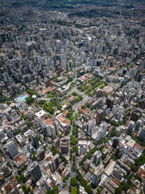 Belo Horizonte, Minas Gerais, Brezilya 'daki büyük şehir binalarının ve sokakların güzel insansız hava aracı görüntüsü